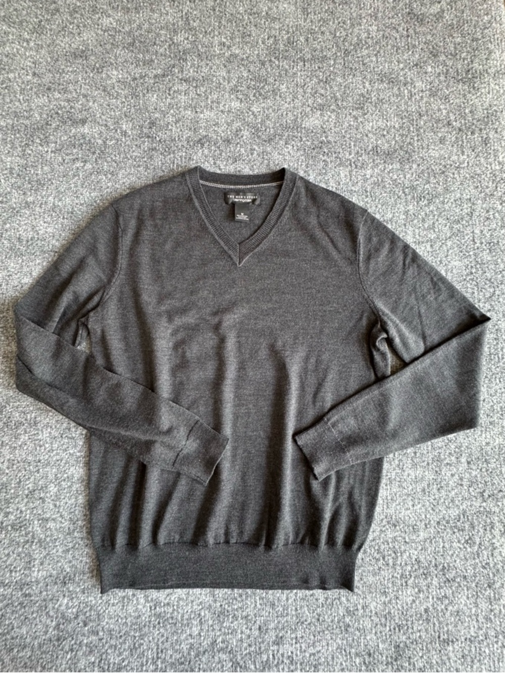 Bloomingdales Mens Store 100% Merino Wool Charcoal V-Neck Sweater MEDIUM